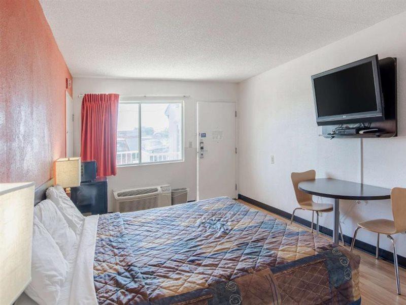 Brooklawn Rodeway Inn מראה חיצוני תמונה