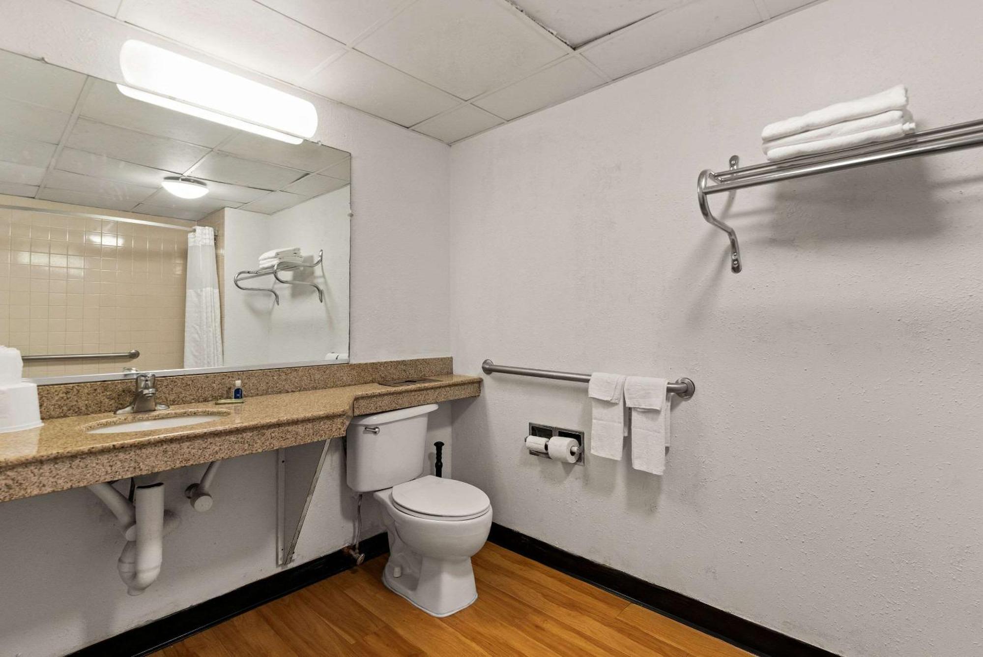 Brooklawn Rodeway Inn מראה חיצוני תמונה
