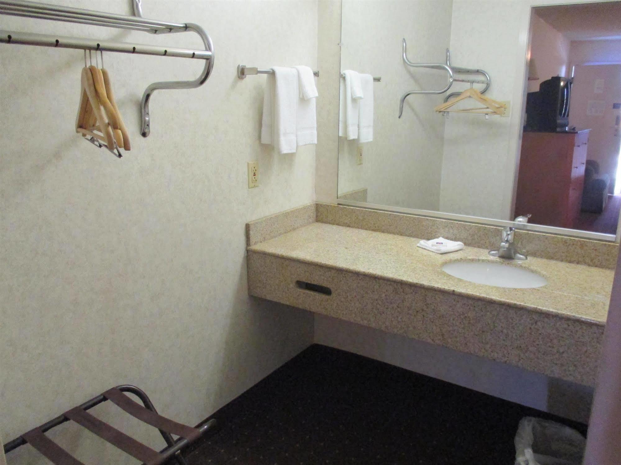 Brooklawn Rodeway Inn מראה חיצוני תמונה