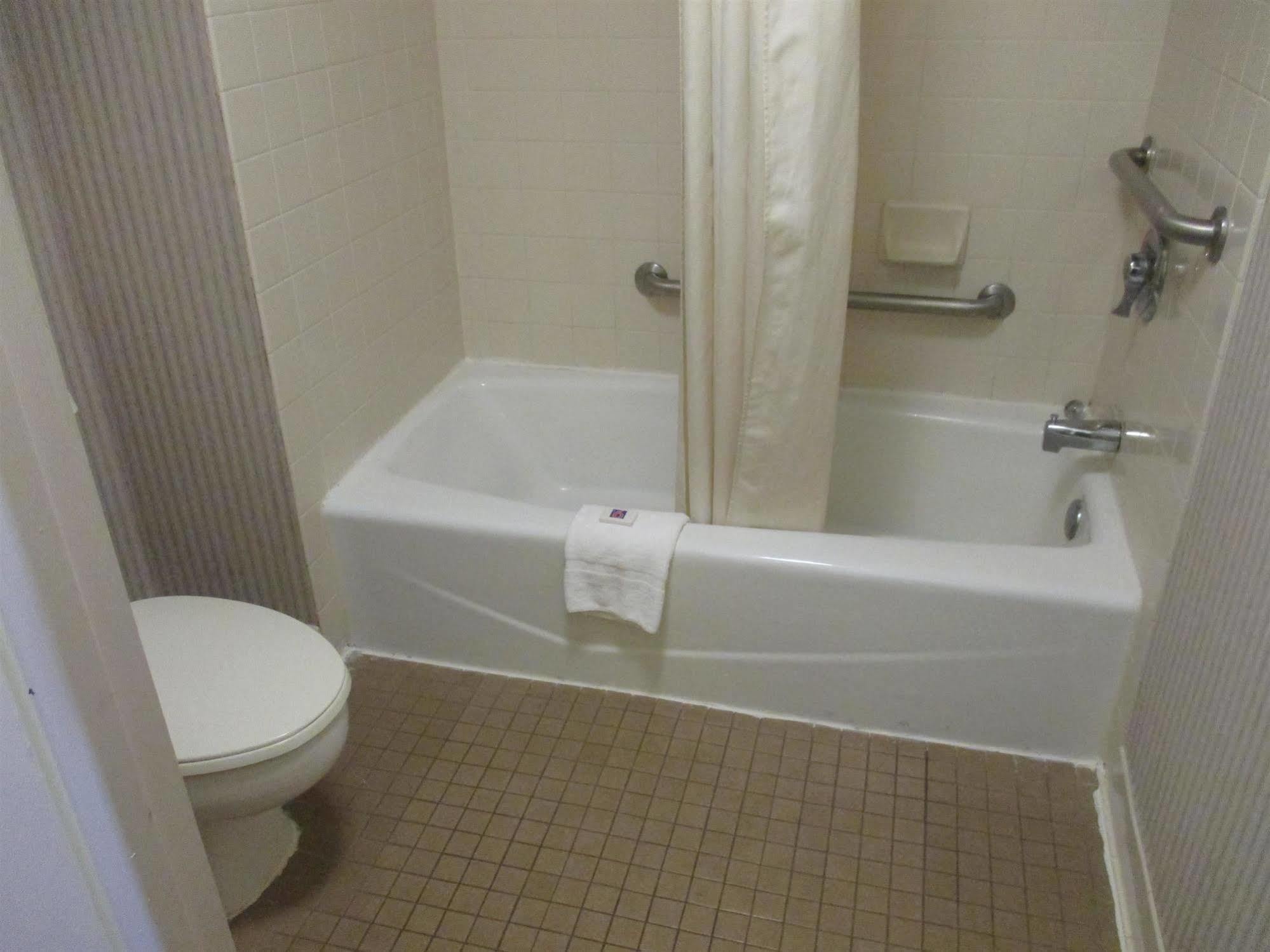 Brooklawn Rodeway Inn מראה חיצוני תמונה